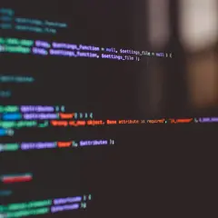 Fragment kodu źródłowego z kolorowym podświetleniem składni na ciemnym tle.