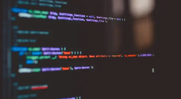 Fragment kodu źródłowego z kolorowym podświetleniem składni na ciemnym tle.