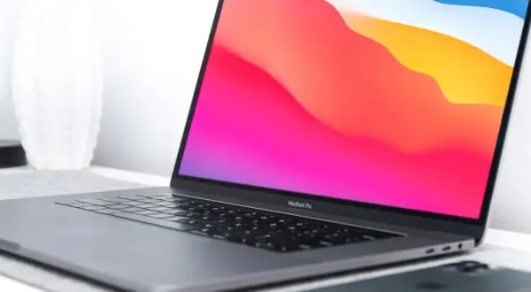 Jak zaktualizować MacBooka? Zrób to sam i uniknij błędów!